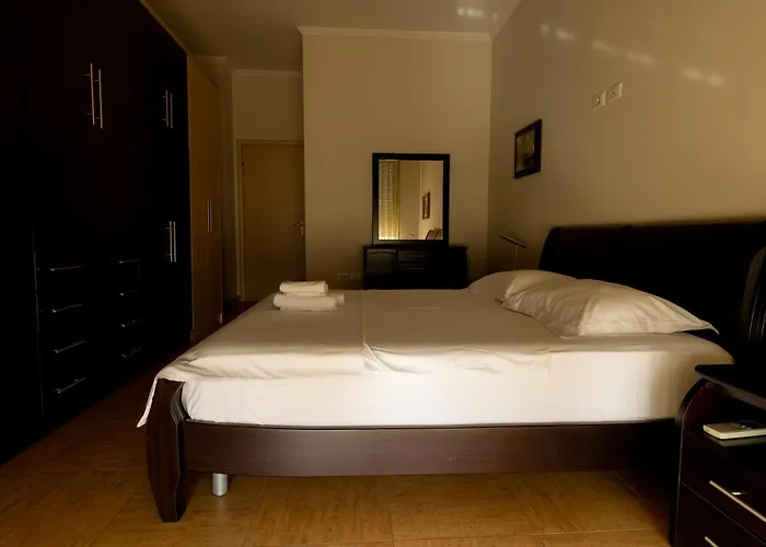 Lakeside Cane * Τίρανα